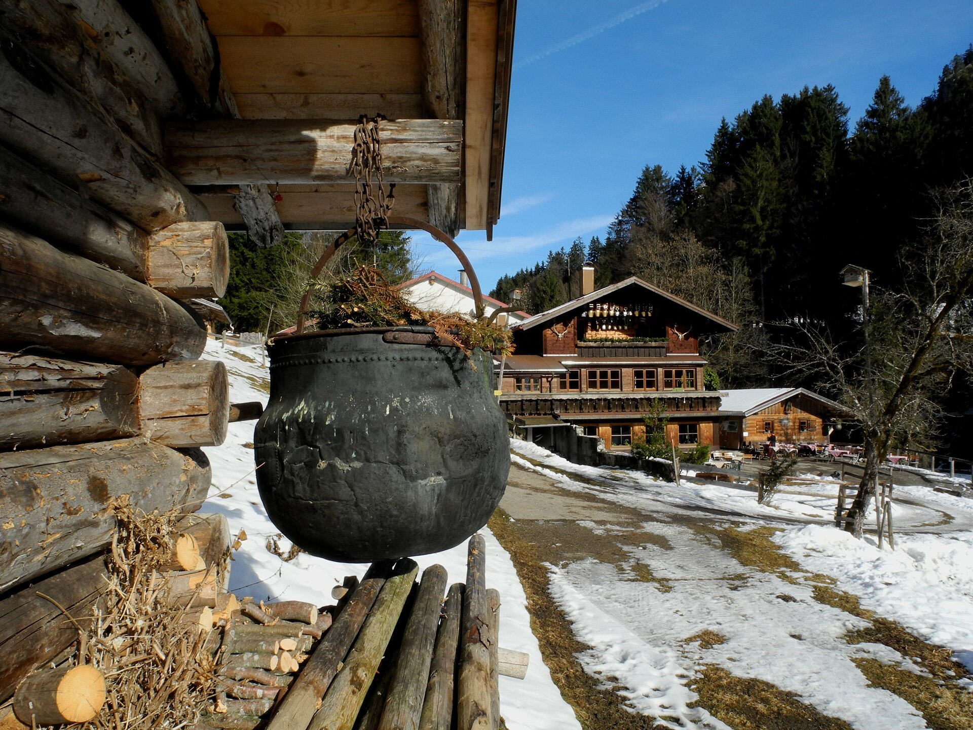 Menschen auf der Suche nach einem Hof in Österreich als Symbolbild